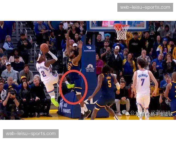 特写：终场哨响，保级关键战中取分的卢顿球员激动相拥