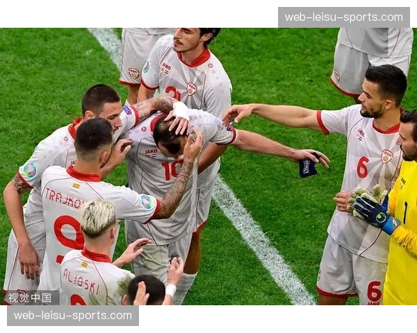 特写:终场哨响,德国老将约翰内斯·盖斯被队友高高抛起,庆祝国家队告别战 特写:终场哨响,德国老将约翰内斯·盖斯被队友高高抛起,庆祝国家队告别战