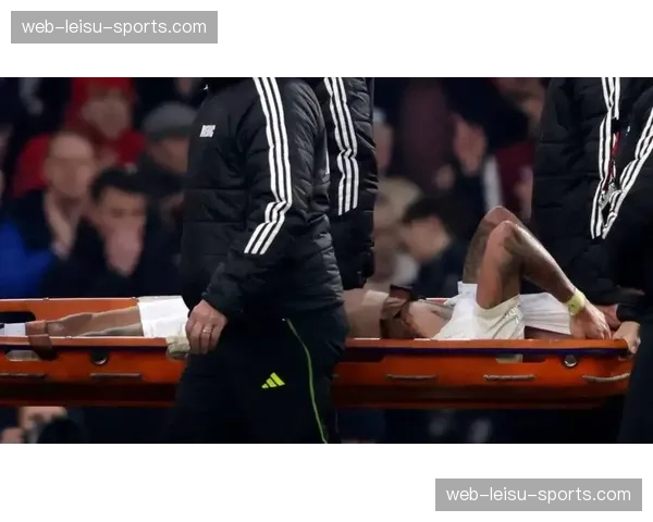 海港队加布里埃尔对抗中重伤,被担架抬离球场 海港队加布里埃尔对抗中重伤,被担架抬离球场